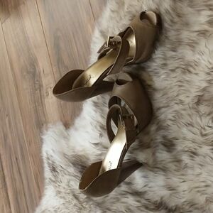 Super cute tan Qupid heels